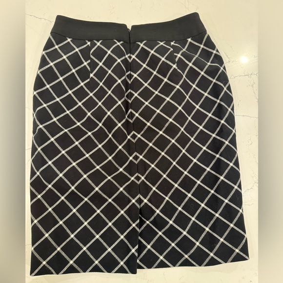 The Limited patterned, pencil skirt, women’s size 2 - Picture 2 of 3
